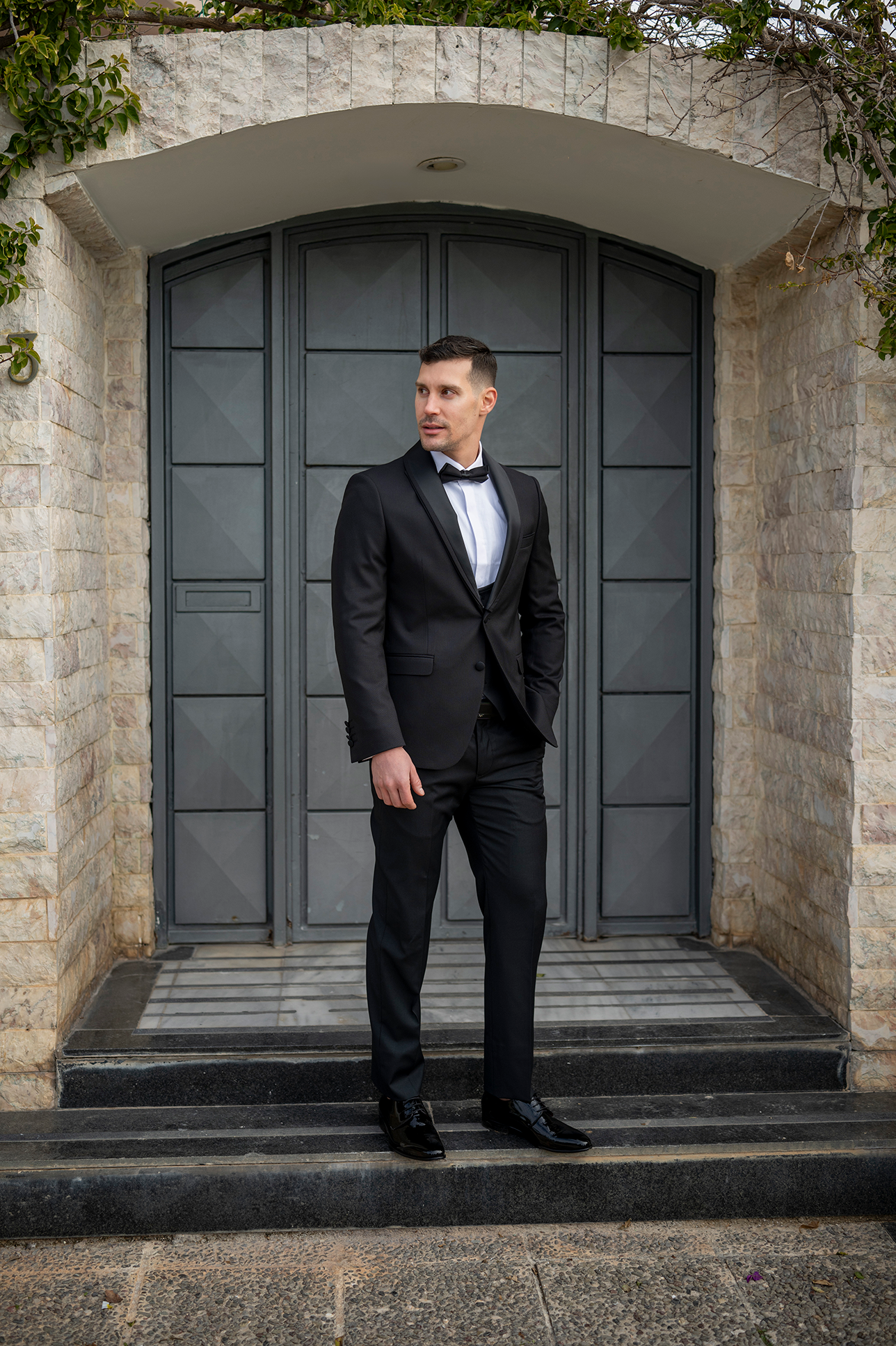 Ανδρικό black tie κοστούμι επίσημο, μαύρο με γιλέκο, παπιγιόν και λευκό πουκάμισο