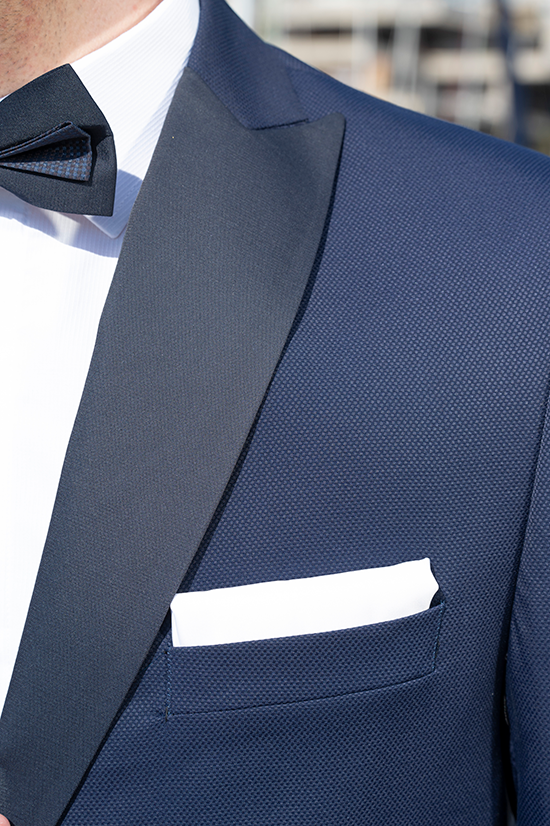 Κοντινό σε σακάκι tuxedo με μαύρο σατέν shawl lapel, σε μπλε του μεσονυχτίου