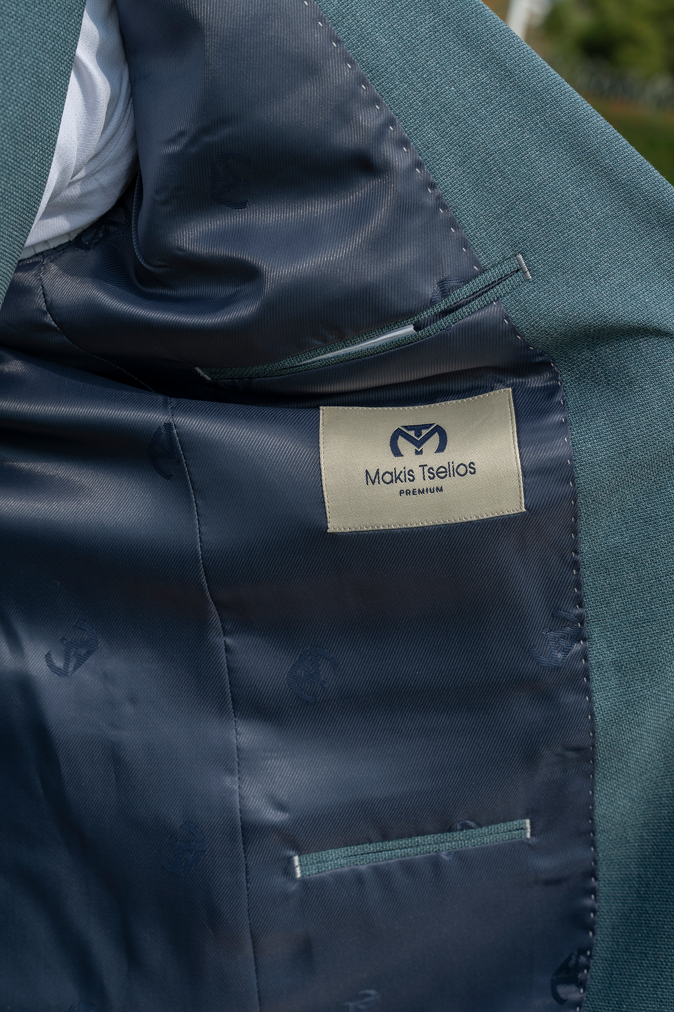 Εσωτερική επένδυση σακακιού Makis Tselios με premium label και λεπτομέρεια από το σκούρα μέντα κοστούμι SOLO