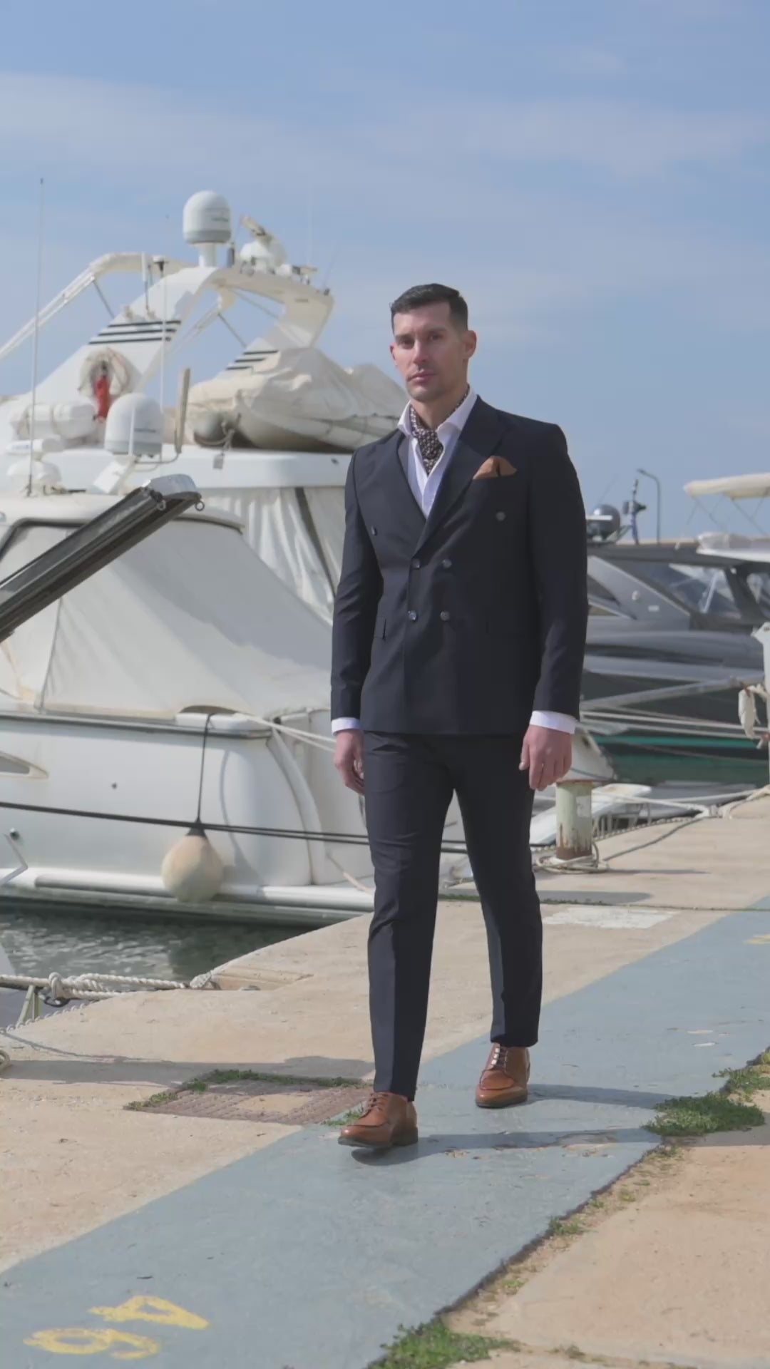 Video εμφάνιση με κοστούμι Makis Tselios σε navy & bronze μελί, σε σκάφη
