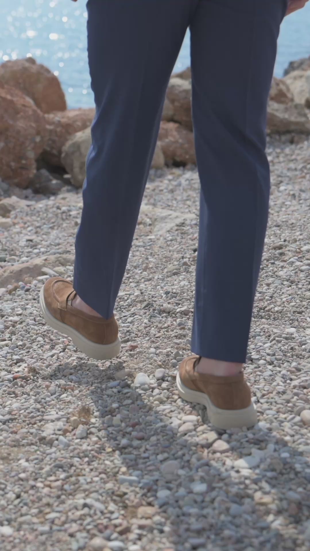 Γαμπρός με κοστούμι Makis Tselios και καφέ loafers από το SOLO. Κίνηση σε παραλία με premium αισθητική.