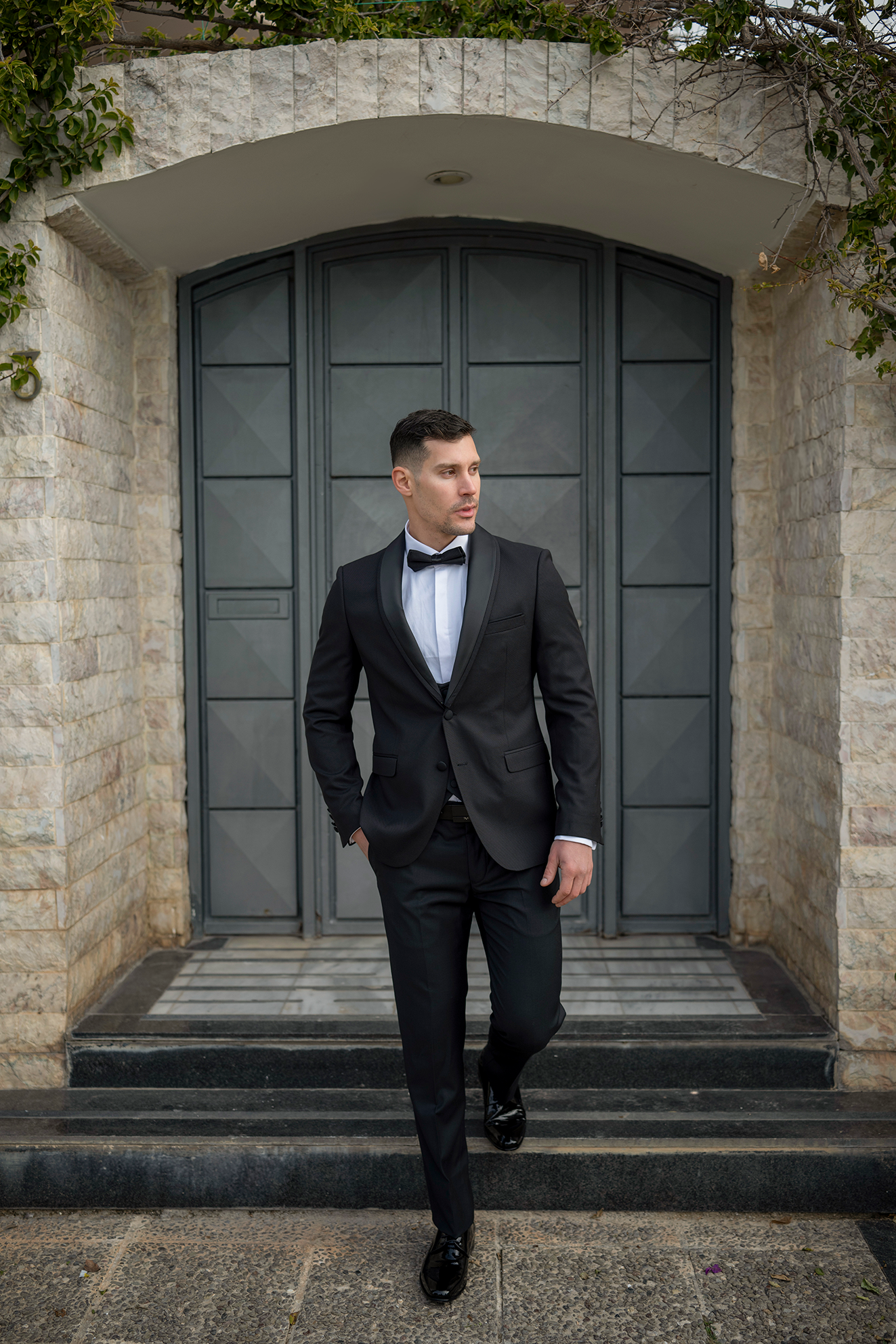 Γαμπριάτικο tuxedo κοστούμι premium μαύρο με γιλέκο, παπιγιόν και λευκό πουκάμισο